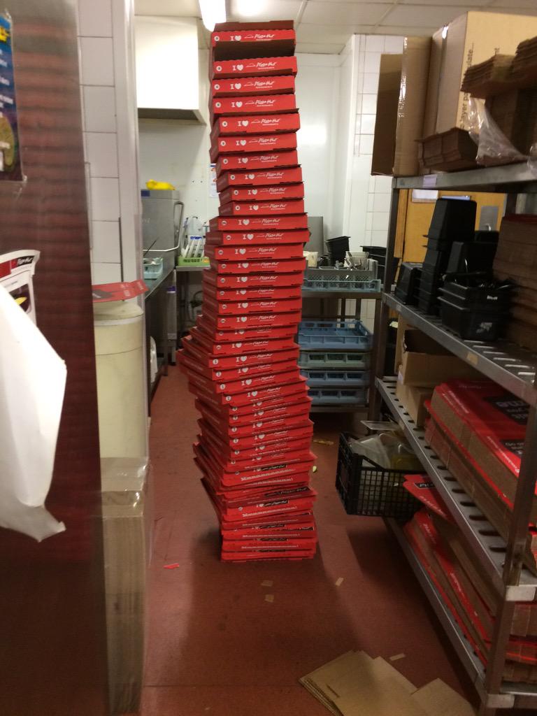 B3CKY_DAVI3S's tweet photo. When you're bored at work #PizzaHut #leaningtowerofboxes http://t.co/ZEKCdLn31o