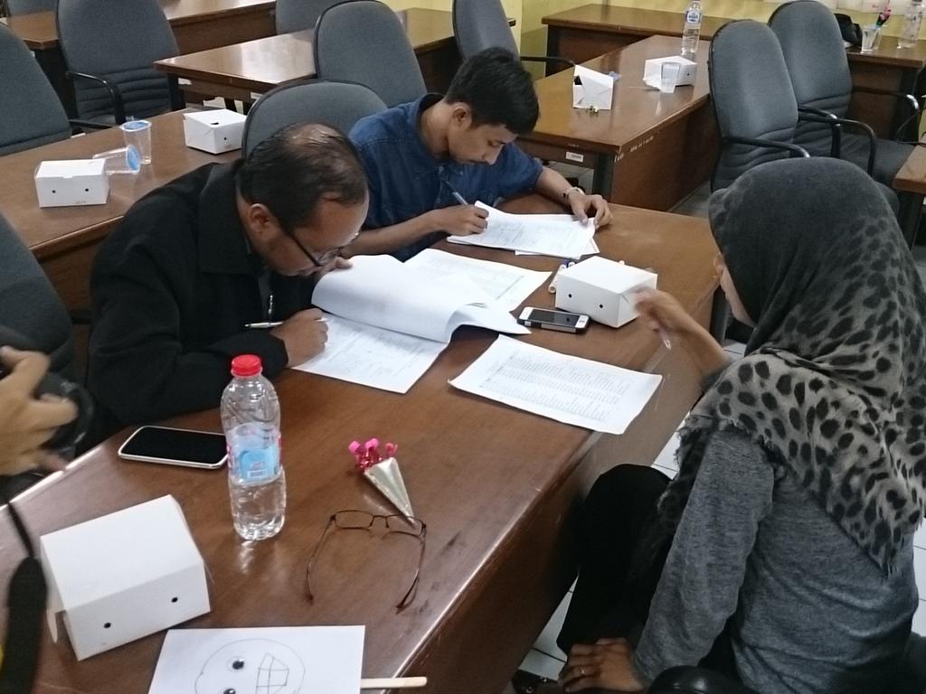 STEP_1516's tweet photo. Congratulations @yustinuskresna ! "@Engcarnation_UI: Ini dia para juara lomba Storytelling...  #storytelling http://t.co/hsYhxkDUHv"