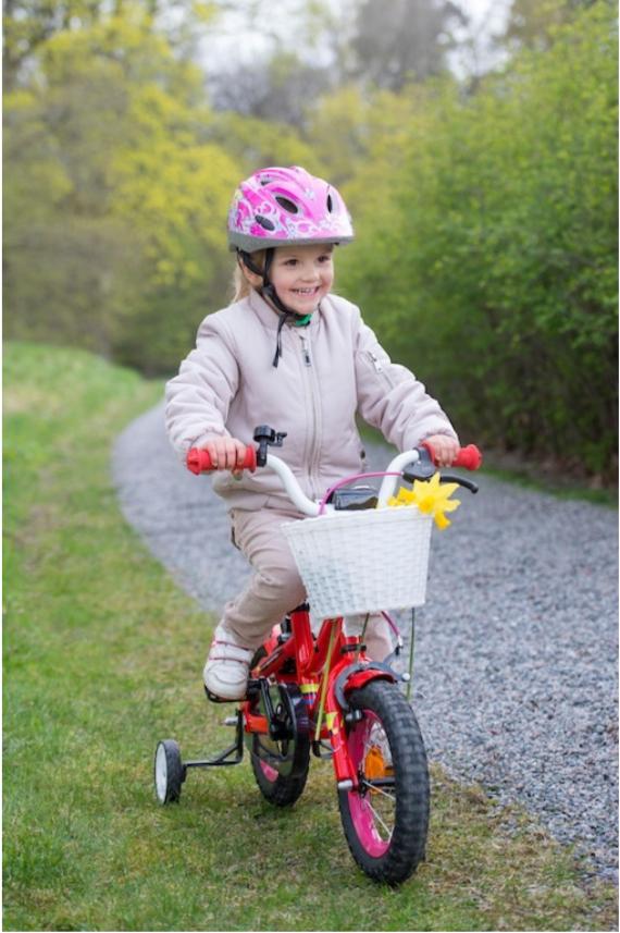 princesEstelle's tweet photo. loves spring and flowers on her bike at Haga Palace 

#princessEstelle #spring #bike #flowers  #hagapalace http://t.co/5GVYgajB7J