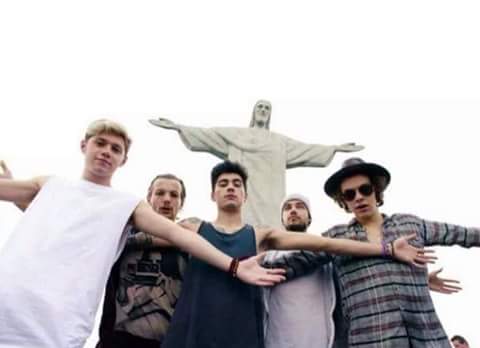 MarcelleGalanMG's tweet photo. We love your!
#1YearOf1DInBrazil <3 @Real_Liam_Payne @NiallOfficial @Louis_Tomlinson @Harry_Styles @onedirection http://t.co/sF74shiyR0