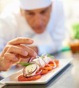 IHSindonesia's tweet image. Chef Profesional harus bisa mengkombinasikan olahan makanan serta plating. Dua #ChefBasics