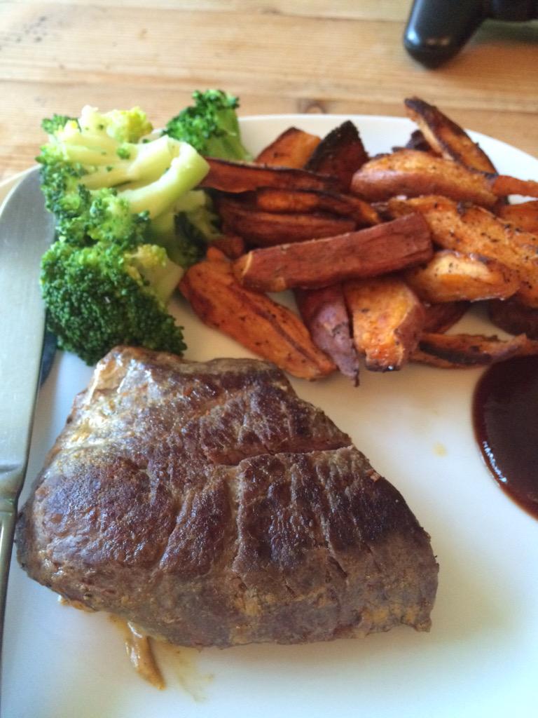 AliSimSimSim's tweet photo. Ostrich steak from @MuscleFoodUK best steak I've cooked 👌 #tweetyourmeat http://t.co/aKiMivT5N8