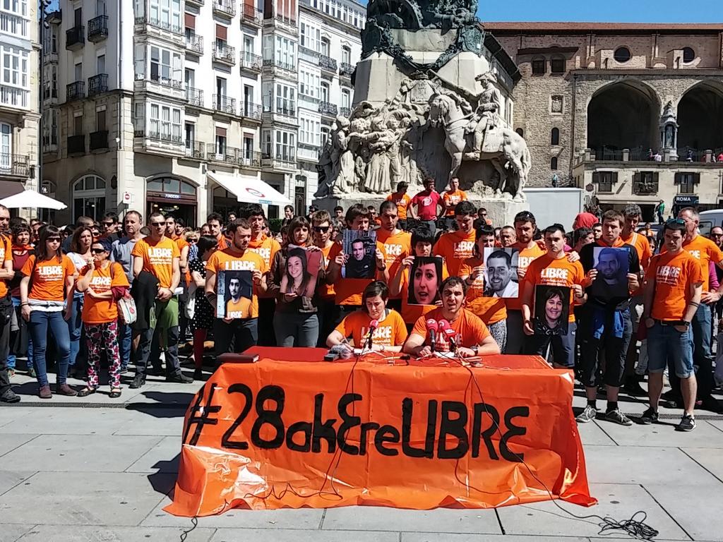 .<a href="/28aklibre/">@28akLibre</a>: "Besarkada estu bat gurekin ez dauden 7 kideei eta beraien senide ta lagunei ".