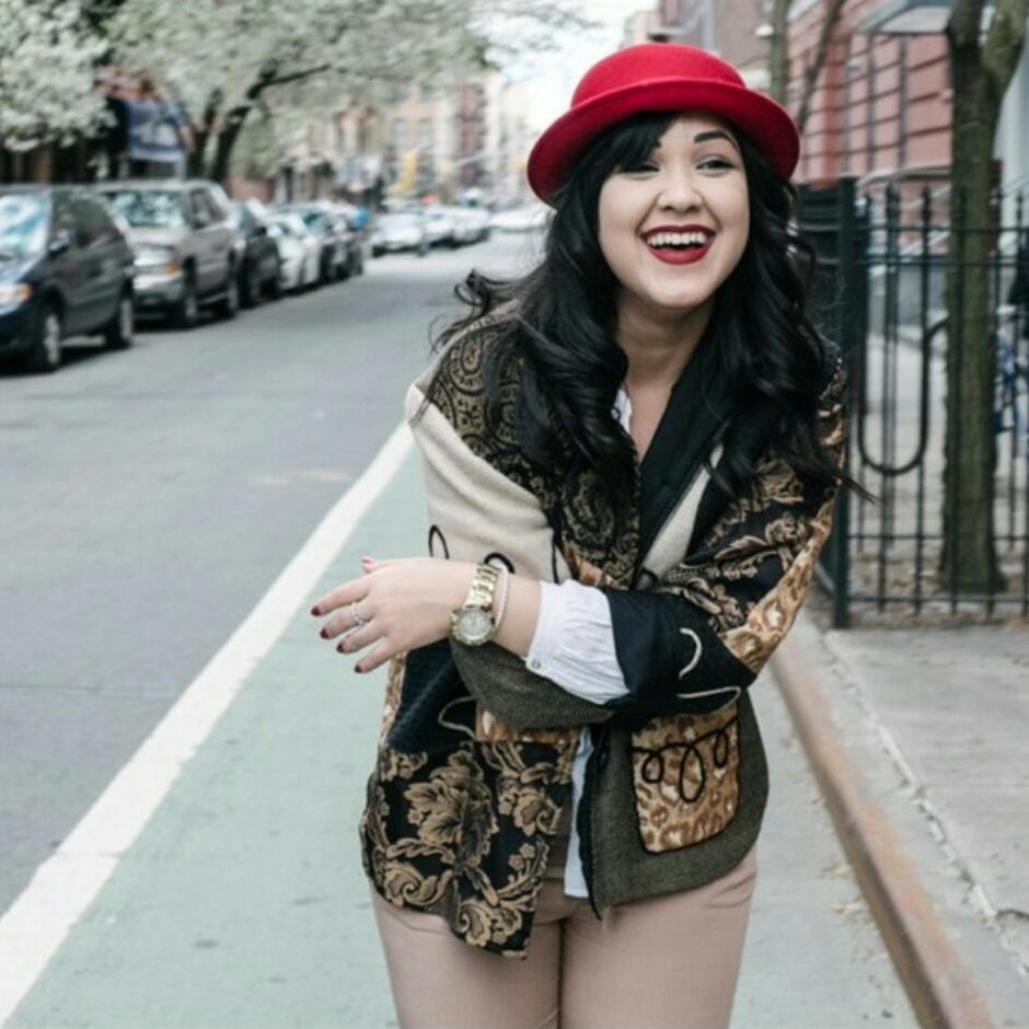 FabuscoStyle's tweet image. Gold/khaki printed jacket with red felt hat &amp;amp; lipstick ❤ fabusco.com #fabusco #streetstyle #printedjacket