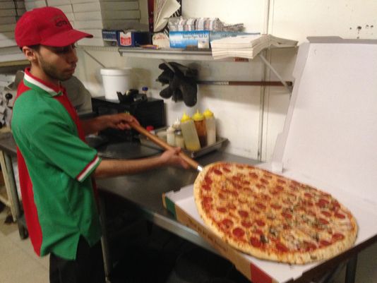 LSJNews's tweet photo. #Pizza4Change allows customers to donate $1 so a needy person can enjoy a free slice of pizza. http://t.co/VJZRAHjeFU http://t.co/XmdwrvHZrv