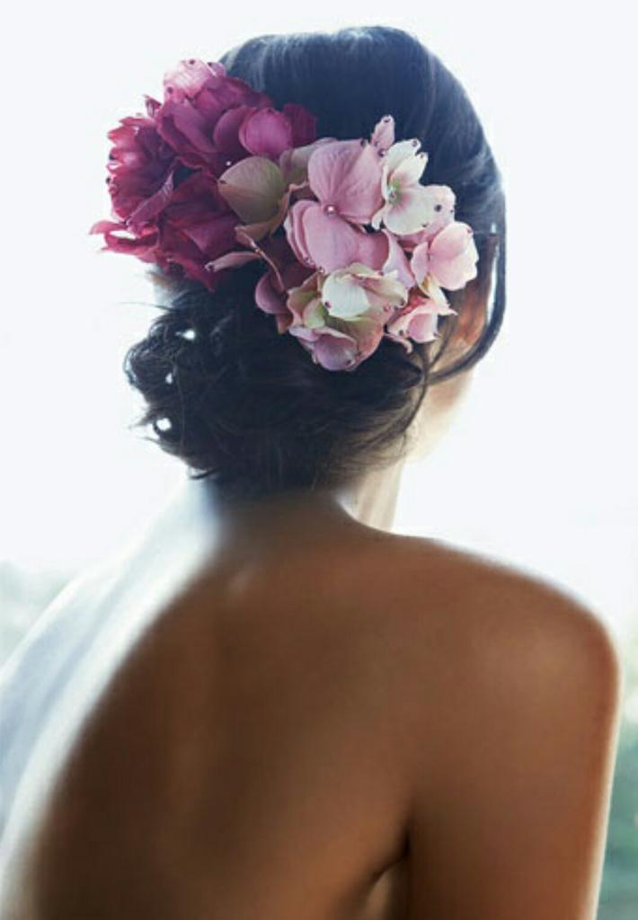 LaClePrivee's tweet photo. #Pelo: ¿Evento a la vista? No subestimes el PODER DE LAS FLORES 💗🌹 http://t.co/21yl9AdM2d
