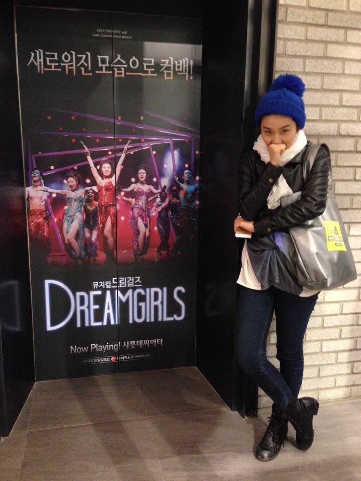 christianeunmi's tweet photo. 길에서 나 발견. 하 참.. 기분좋닼ㅋㅋㅋㅋ #드림걸즈 #CGV http://t.co/mISPXgCjQ1