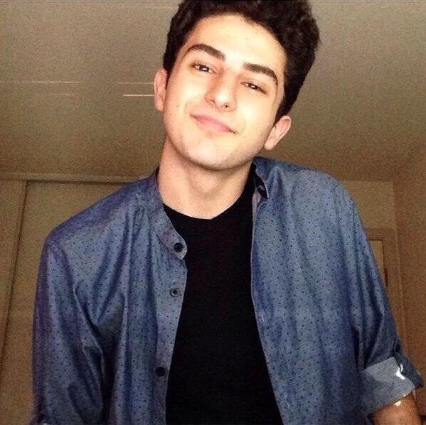 tehya_la_llama's tweet photo. OH MY GOD IS IT EVEN LEGAL TO BE THIS ADORABLE @twaimz http://t.co/mEy6EJjhGs