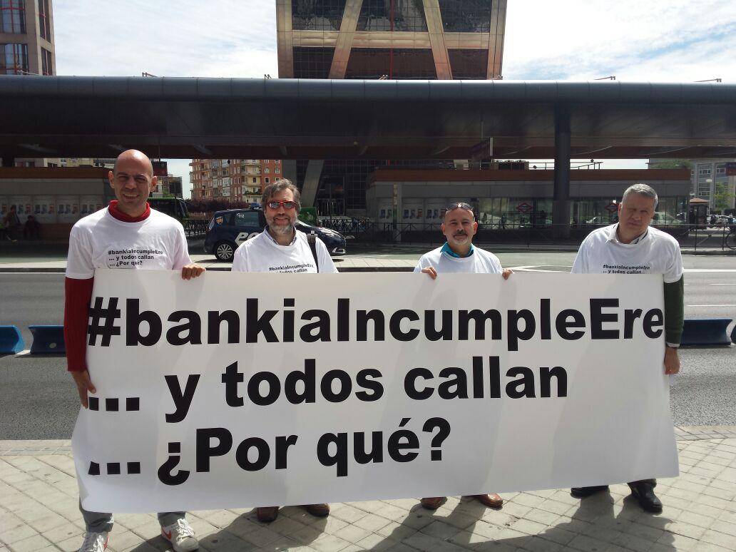 licin666's tweet photo. Otro jueves más, los de #bankiaIncumpleEre en las Torres dando caña a Bankia. Los sindicatos firmantes desaparecidos. http://t.co/ib0bIxSX27