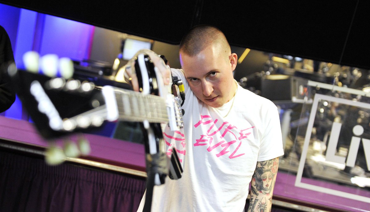 BBCR1's tweet photo. Get over to http://t.co/48RuyzVNDg to watch @Slaves in the Live Lounge! #R1Slaves http://t.co/oW3nQa9dxW