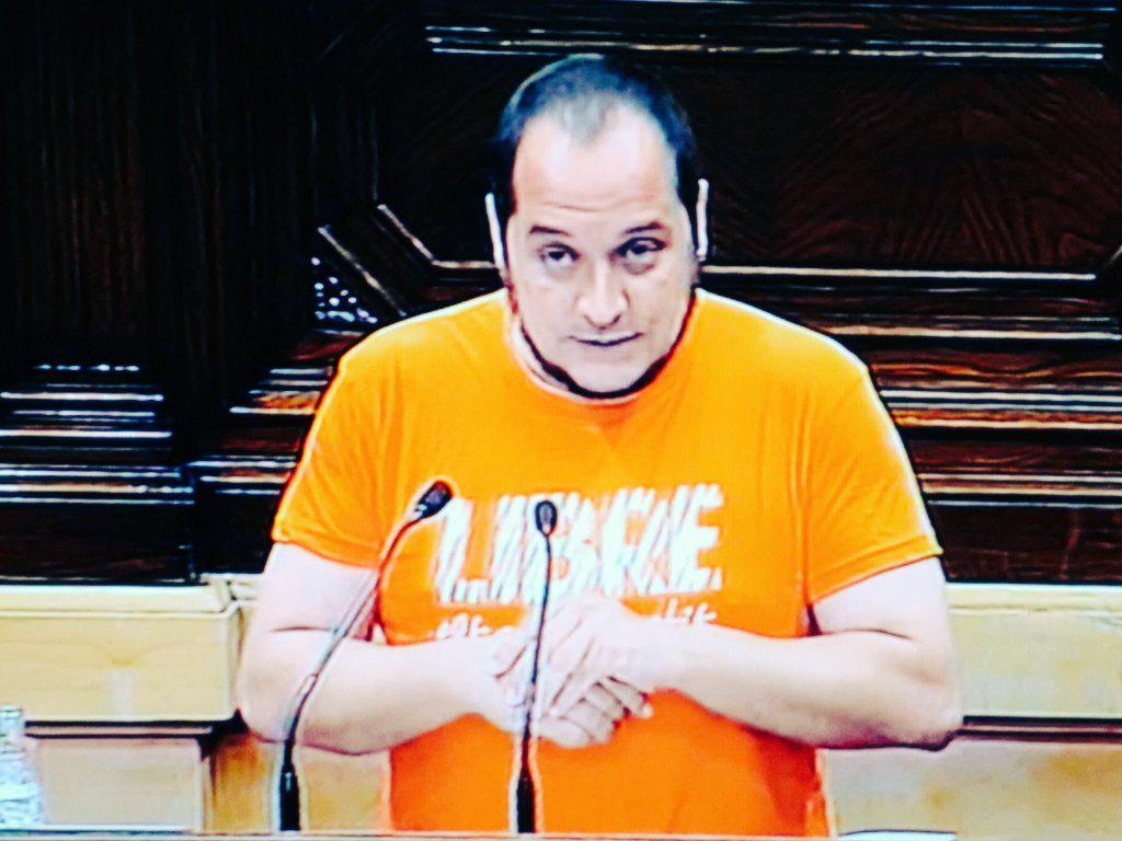 ideiazabaldu's tweet photo. @HiginiaRoig gaur catalunya-ko parlamentuan euskal gazteriari bere elkartasuna adieraziz. #7aklibre #YaValeHostia http://t.co/qmqjZY5iYl