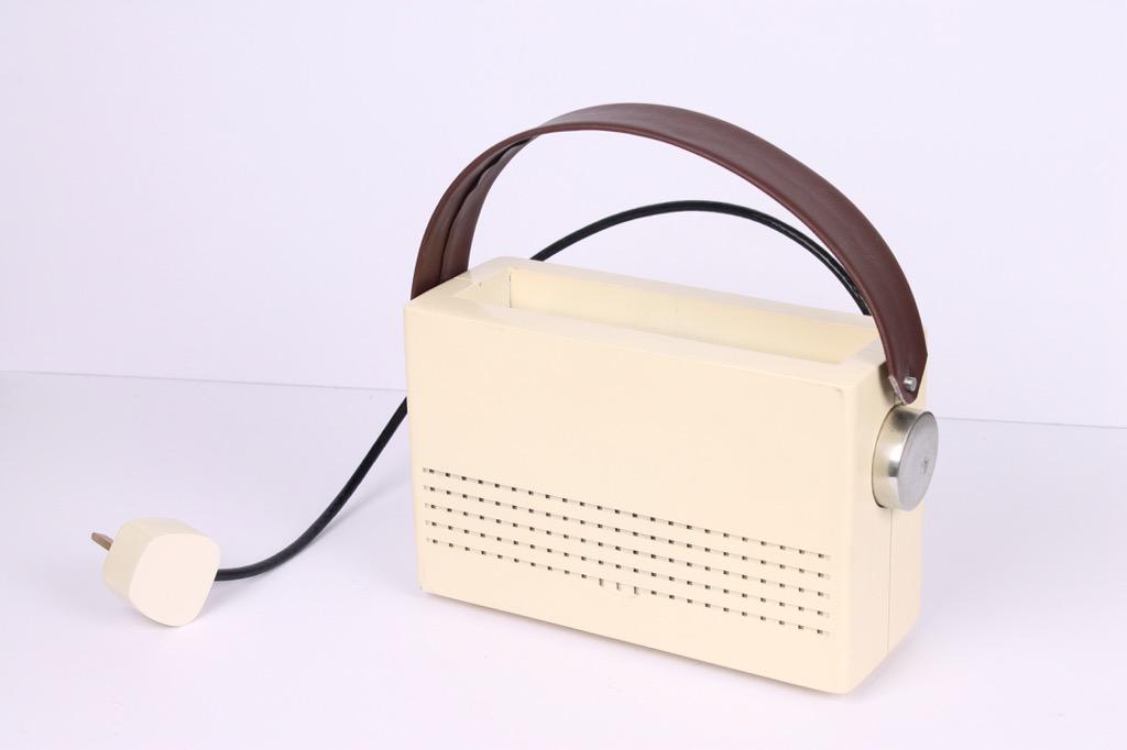 FalliGraphics's tweet image. Retro radio design. I'd have this in my kitchen. Nice one Miles. #productdesign