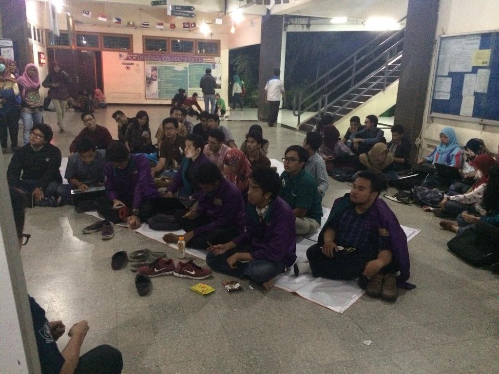 PPUHMTI2015's tweet photo. Perhitungan suara akan segera dimulai, diharapkan kepada perwakilan masing-masing angkatan untuk hadir di Plaza TI http://t.co/gei4SrD2VL