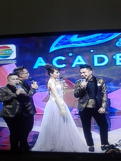 trio_julit's tweet photo. Kompak yaaah pakaian nya hari ini @irfanhakim @dhikacungkring @ramzi_tebe #TrioJulit http://t.co/iNYMOSsecd