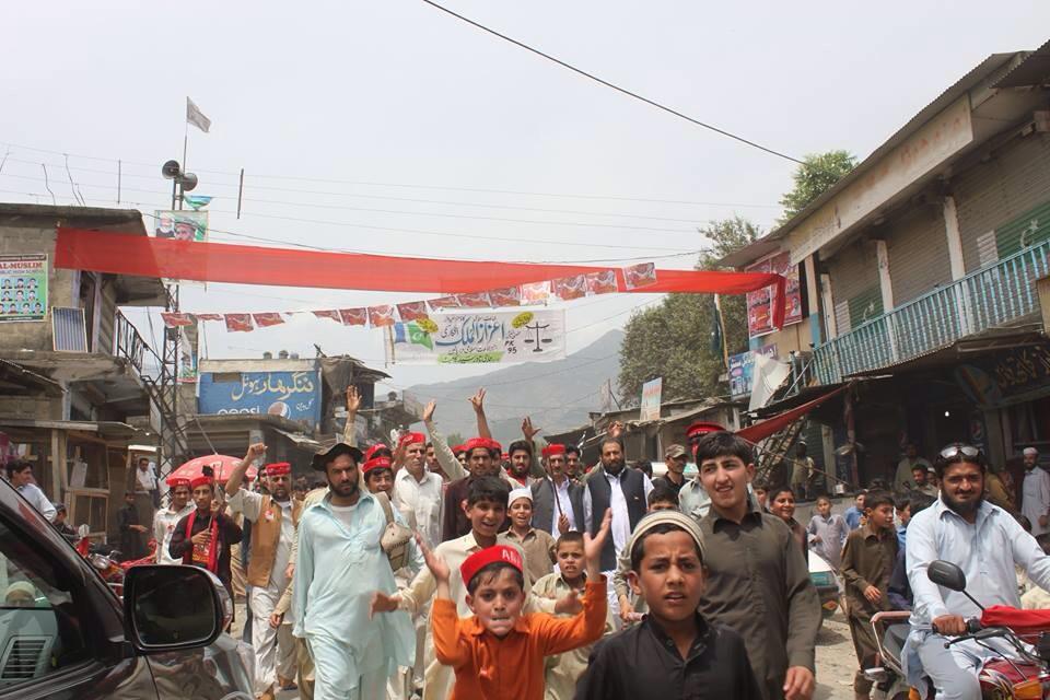 RoghaniSaud's tweet photo. @sardarhbabak Man Of todays Match along with Number of Party Workers Going  Towards Polling Booth to vote for #ANP http://t.co/OoG6qAm4sB