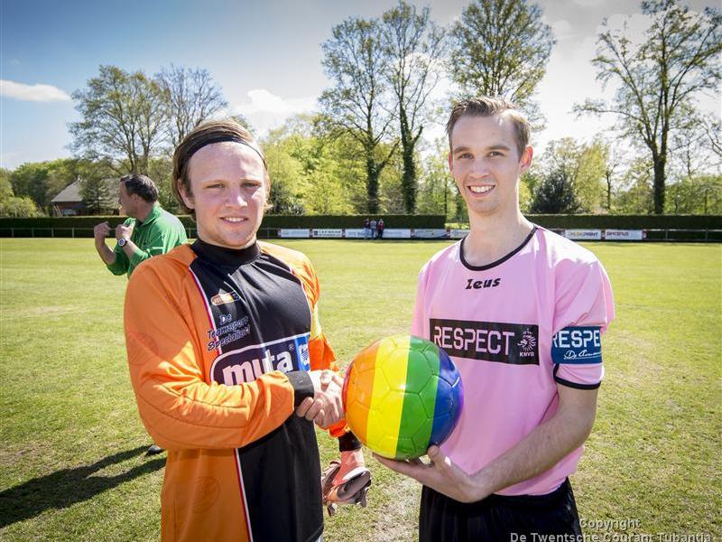 Bloemen, roze tenues en ‘respect-bal’ tijdens wedstrijd tussen jeugdteams Sparta en Emos tubantia.nl/regio/enschede…