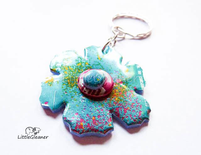 LittleGleaner's tweet photo. https://t.co/Tdp1xdmzTj Flower keychain made from soda and beer cans #keychain #flower #soda #beer #upcycled #gift http://t.co/9NJVmThl24