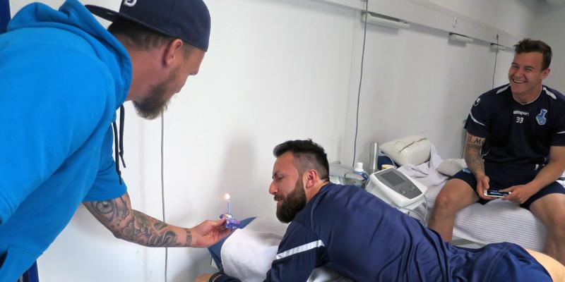 MSVDuisburg's tweet photo. #Zebra Sascha #Dum vor dem Training mit der Teamüberraschung für Geburtstagskind @ZlatkoJ15 #Janjic :) http://t.co/alAtDSXZdw