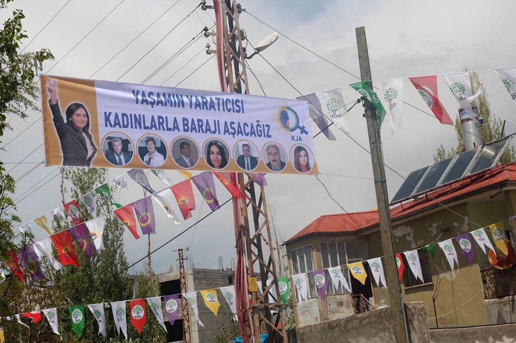 "Cennet anaların ayakları altındadır." biz buna inanırız.

Ve fakat tek yaratıcı Allah'tır. <a href="/HDPgenelmerkezi/">DEM Parti</a>