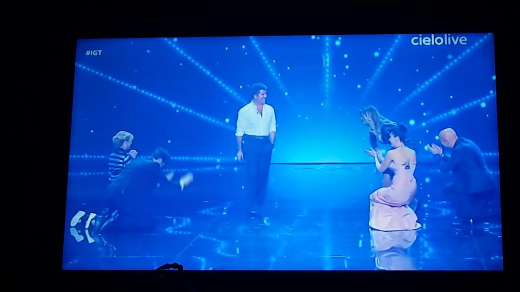 AntoniaRizea's tweet photo. Simon Cowell 😱 in Italia's got talent 😍😘 #IGT http://t.co/R7JQx04cG3