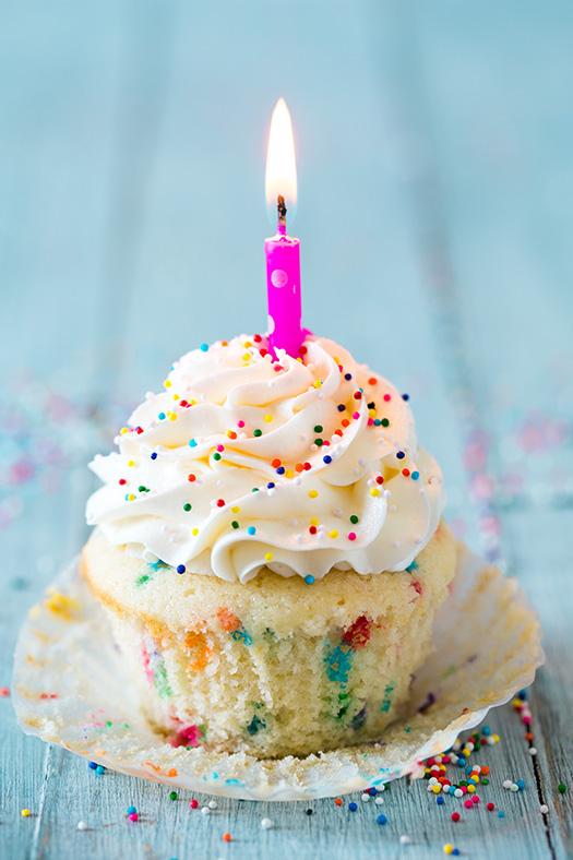 ksuLace's tweet photo. Happy Cake Day to two of my favorite people!  @ClayMatthews52 and @dustinlynch!!!  #batchxxi #tipsycupcakeskc http://t.co/IyIBTMjWrb