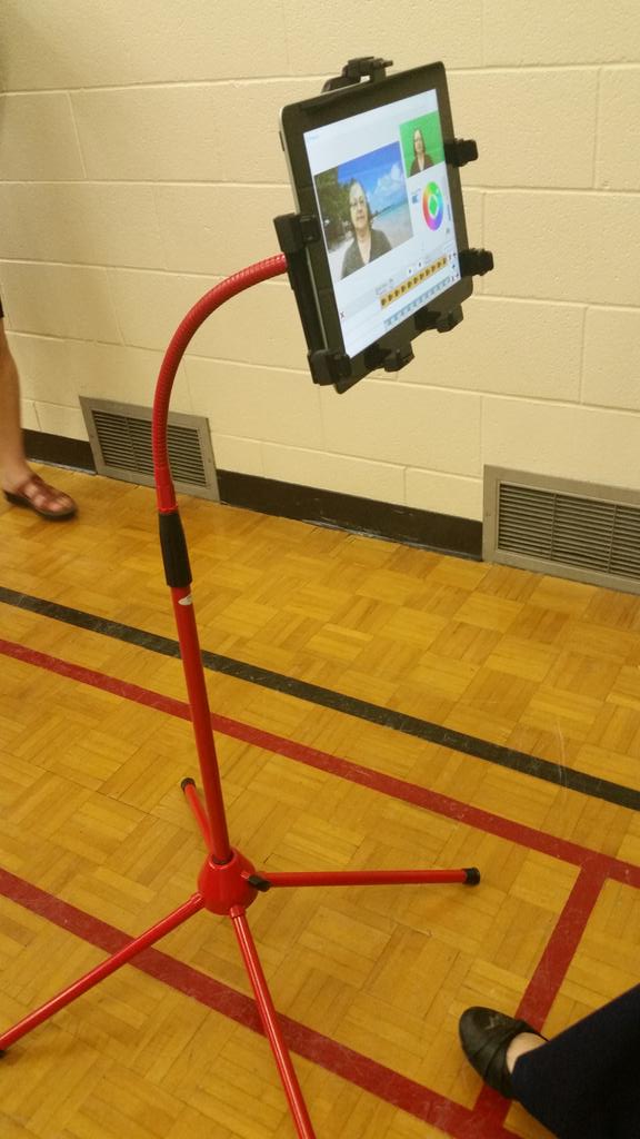 SMGLIBRARY_CSSD's tweet photo. Awesome iPad stand to help with our #itrailers #greenscreen #libraryfest @MsViolaSMG @SMG_CCSD http://t.co/2gqZbIIJFg