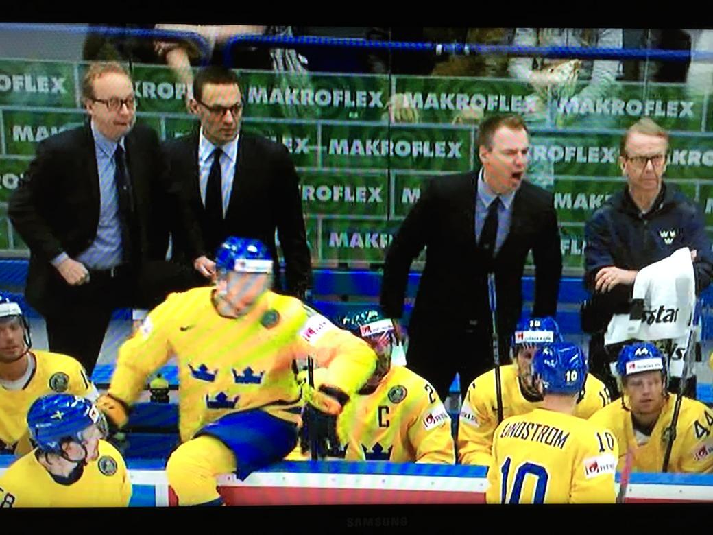 MrBreitholtz's tweet photo. Ändå mäktigt att Mårts kan stå bredvid Poppe i kostym och samtidigt hänga med Grönborg i avslappnad hoodie. #labero http://t.co/1zMQ6p5gsC