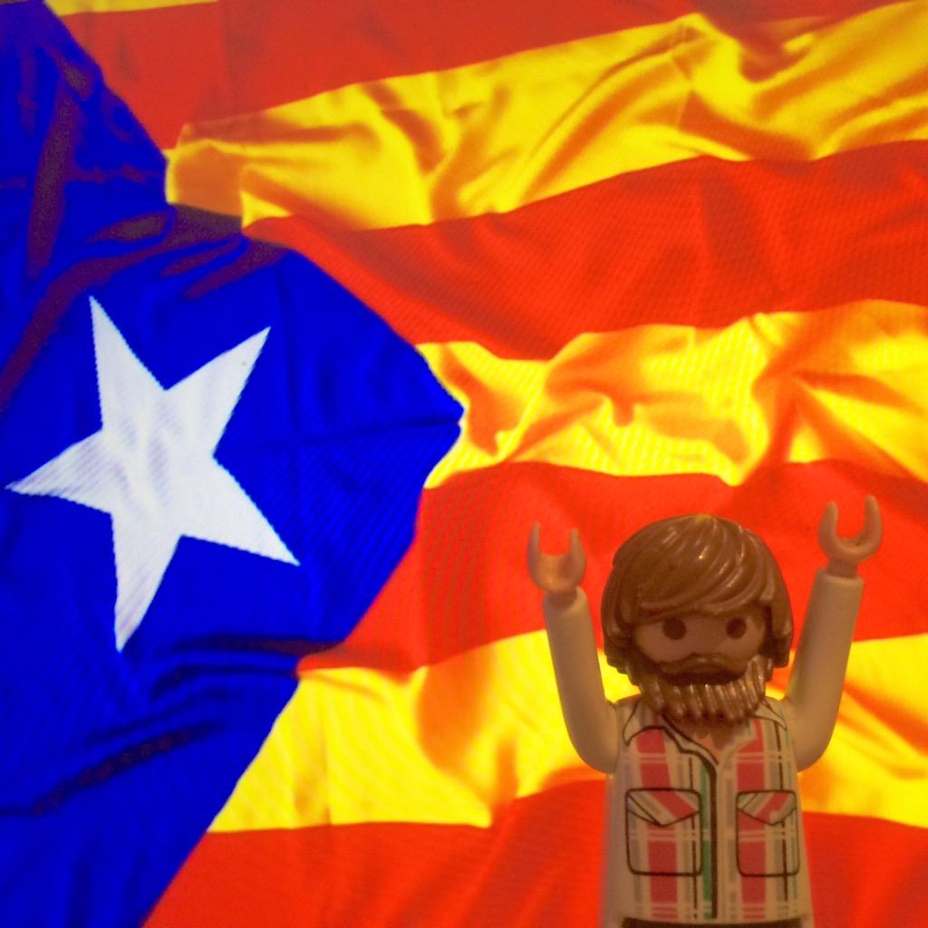 ClipsterBCN's tweet photo. ESTELADA? LA QUE TINC AL BALCÓ PENJADA! #24M2MilionsdeVots #CapBalcóSenseEstelada http://t.co/J02y2TWqcW