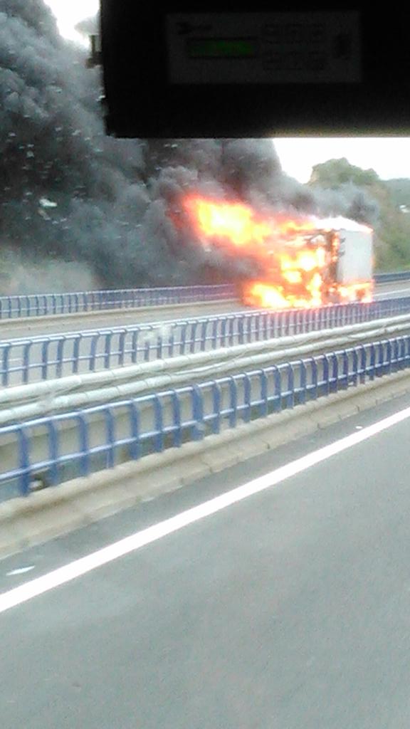 Pablo92CL's tweet photo. Camión incendiado en Barcelona a la vuelta de Port Aventura con los de 4o... http://t.co/OXuJHftYYX