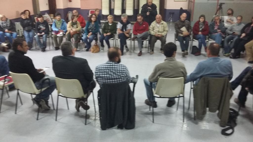 Podemos_CANT's tweet photo. En estos momentos estamos debatiendo con los asistentes, pymes, empleo, economia... #CambiaCantabria http://t.co/CvPbSCR4WV