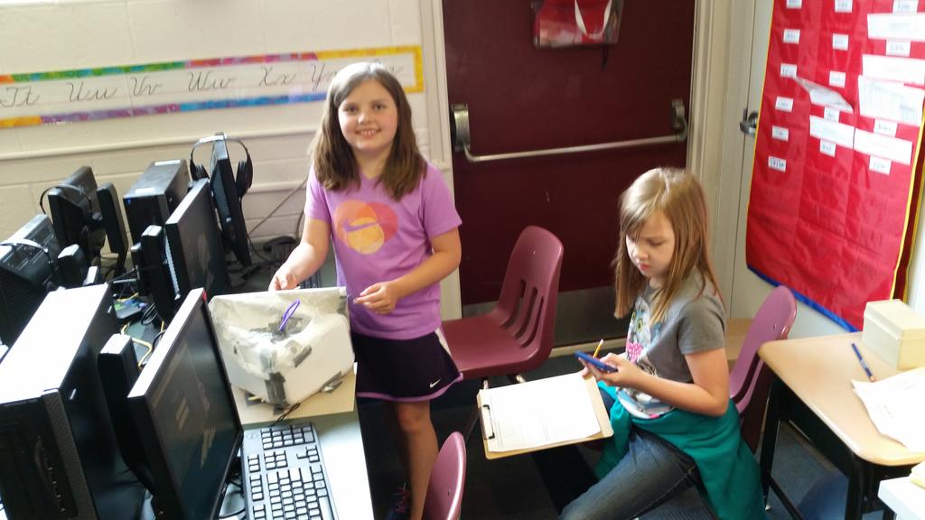 BowlesPrincipal's tweet photo. Wow! This is an awesome STEM activity! Third grade is exploring the possibilities of bird habitats. #RockSTEM http://t.co/OoYoPtJRLO