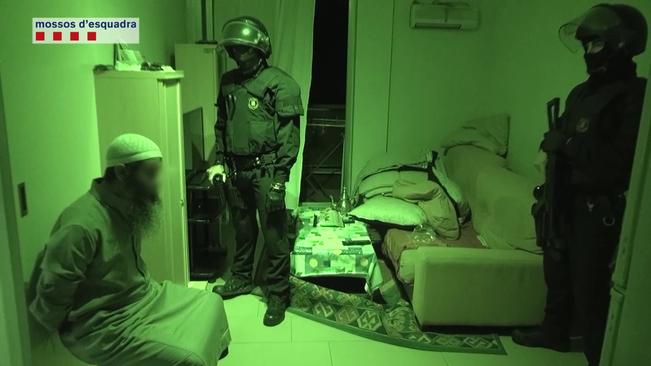 bruixa_dolenta's tweet photo. Mal li pesi ministre, estem molt orgullosos dels #Mossos i de la seva eficàcia combatent el terrorisme @interiorgob http://t.co/RolFBGvLux