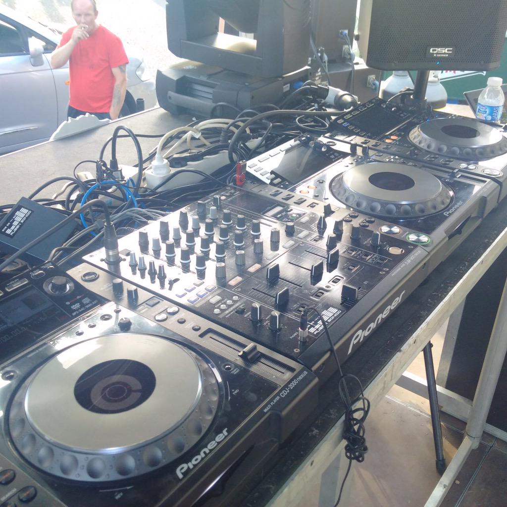 Sanisidronerja's tweet photo. El radio cassete ya esta puesto!! @MENTA_PARTY @xarlybrowndj @Fany_Valverde @sevennerja @PoolNerja @PubObelix http://t.co/i93Qt5wB4Z