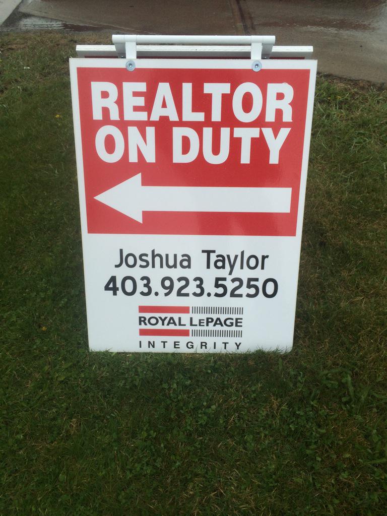 JoshuaCWTaylor's tweet photo. It's a rainy day. But at least I got my new signs! http://t.co/5a3rhm11BE