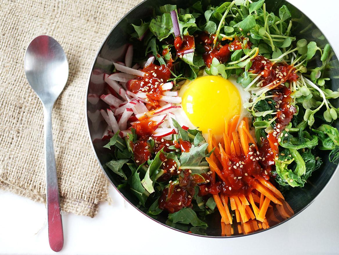 KoreanFoodies's tweet photo. A spring twist on bibimbap w/ dandelion greens, radish, &amp; pea shoots. Via @MissHangrypants http://t.co/juZD4XwF1U http://t.co/AdocCnXXEc