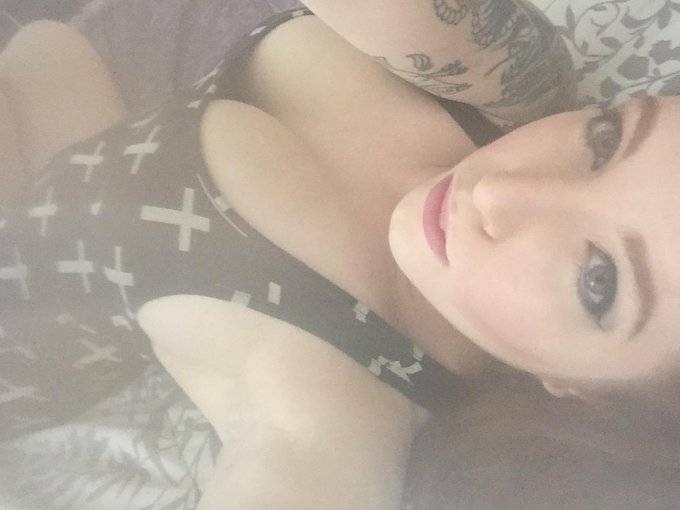 one day I&rsquo;ll get my cracked screen fixed but until then I&rsquo;m gonna enjoy my new built in dreamy filter<a href="/tag/morningnudes"class="tags"><span>#morningnudes</span></a>