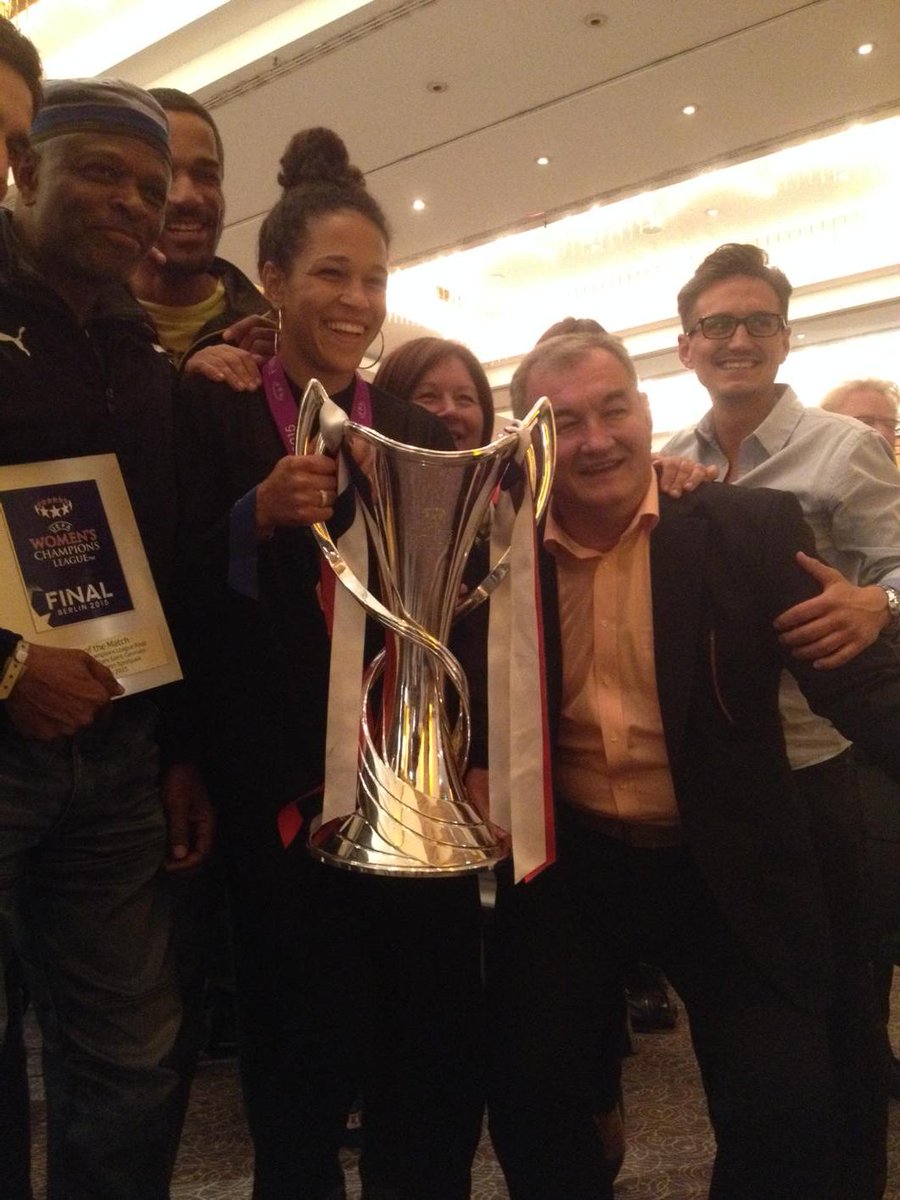 sportstudio's tweet photo. Oh wie ist da schön... FFC-Torschützin Celia Sasic und Co. feiern den Frankfurter #UCL-Final-Sieg #ffcpsg http://t.co/6wdCcrqqeF