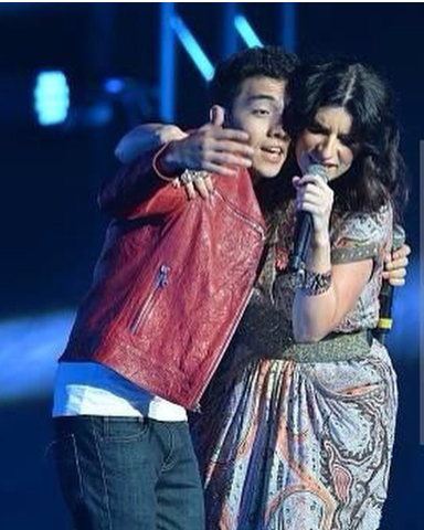 cheliita_vit's tweet photo. hermoso detalle para la grande @LauraPausini de parte de @Saakmx https://t.co/7TVpgO3e7a http://t.co/Ti5xA4703N