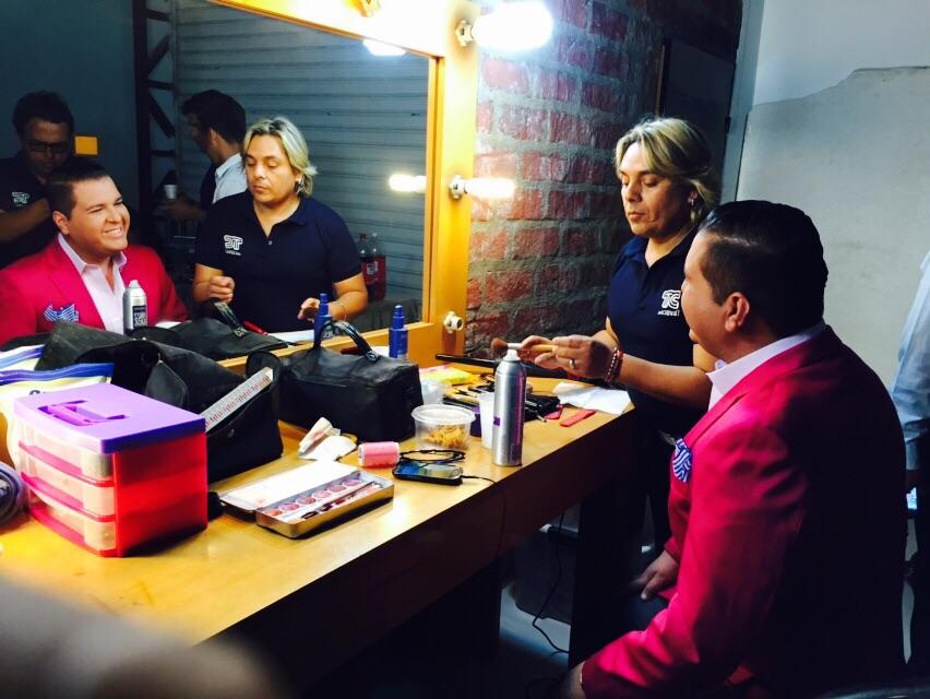 tctelevision's tweet photo. Varios de nuestros talentos se encuentran en la sesión fotográfica del nuevo programa de farándula de TC Mi Canal! http://t.co/zbolWdoMU8
