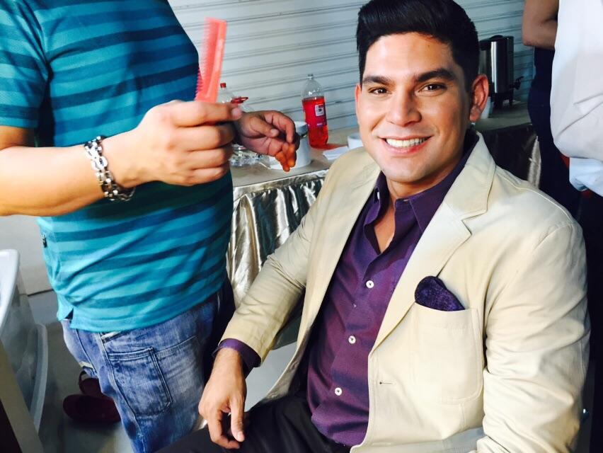 tctelevision's tweet photo. Varios de nuestros talentos se encuentran en la sesión fotográfica del nuevo programa de farándula de TC Mi Canal! http://t.co/zbolWdoMU8