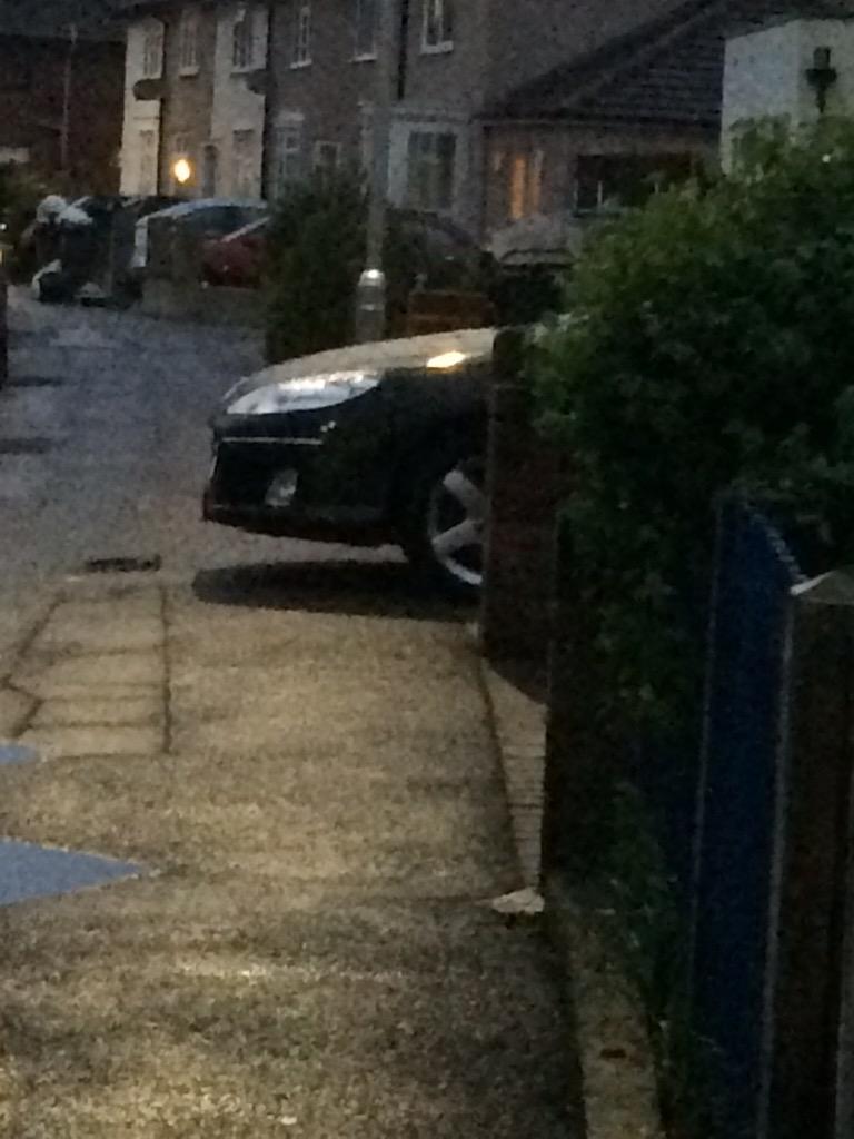 steph_1974's tweet photo. @lbbdcouncil I understand why you can't park on your front garden without a drop kerb . Why is this allowed. http://t.co/j6D0cCochm