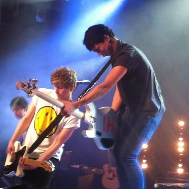 JMusicAlert's tweet photo. Two years since this #5sossmashtheaccademy 
Time flies too fast 😭 
You're playing arenas now guys @5SOS http://t.co/ZPX2YLvOhr