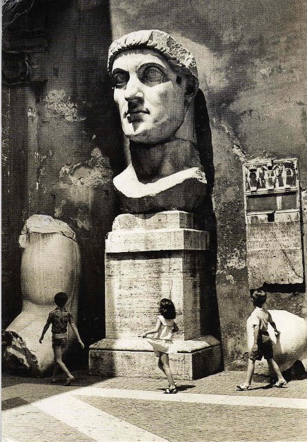 museiincomune's tweet photo. The courtyard of the #MuseiCapitolini as seeen through the lens of #ClaudioCorrivetti for our #ThrowbackThursday #TBT http://t.co/SQnXZyTWbD
