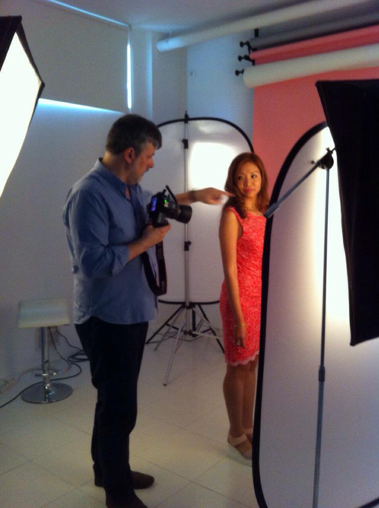 design_kuro's tweet photo. Sesión de fotos con la bella Veling Ong, embajadora de @MagisterFormula en #China #mujeresmagicas http://t.co/9R0bN3GwUc