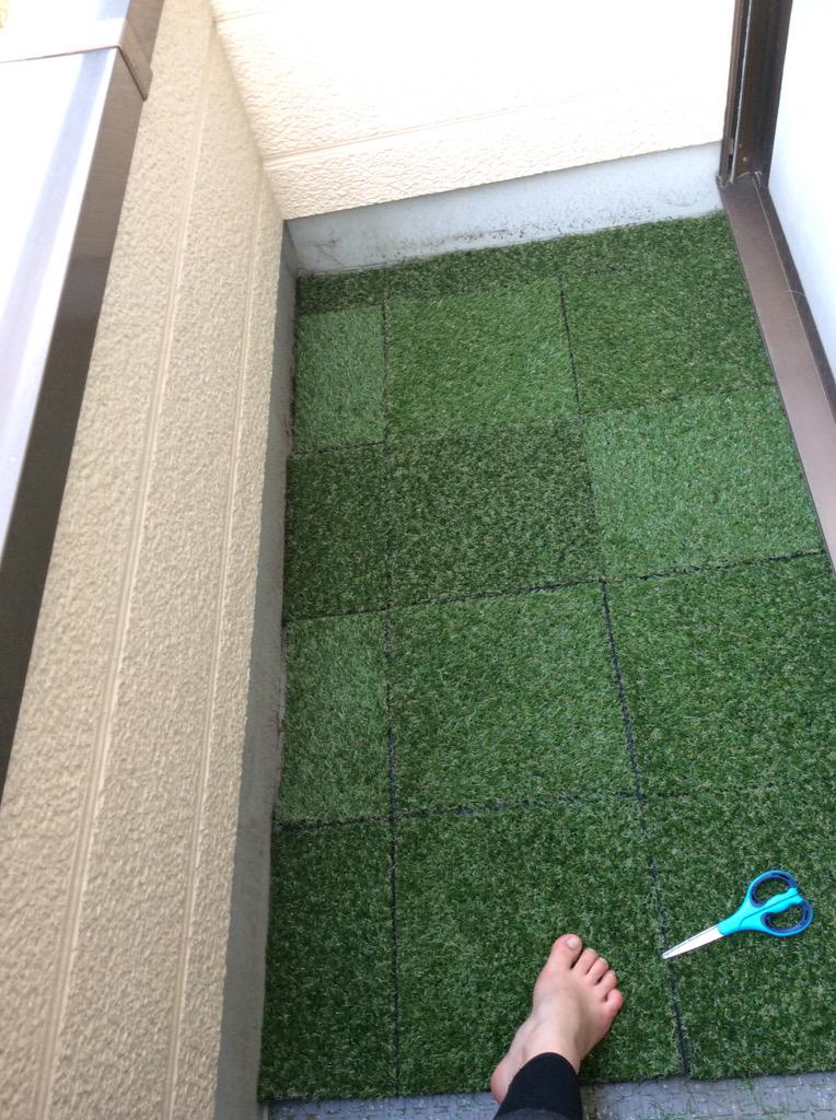K S K お疲れ気味 昨日行ってた3分の2人工芝の庭 ただの庭 しかも100均 クオリティー 今日お給料日なので 時間の許す限りお家をお掃除して もうちょっと晴れた日なんかにリラックスできる庭にしてやりますよ ええ 座ろうと思えば 芝の上に直に