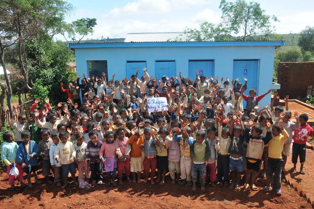 RichardOSTB247's tweet photo. @LeRocquier  received a wonderful gift from the students of Tokontanitsara-bas School. New toilet block @WaterAidUK http://t.co/yoTV86kTc6