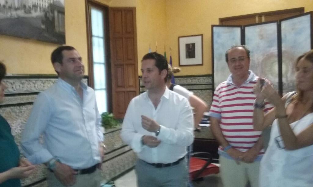 antoniomanuelp's tweet photo. @JuanMa_Moreno nos ha visitado hoy y ha pasado bonitos momentos con los sanluqueños http://t.co/5ZfJUvmifc