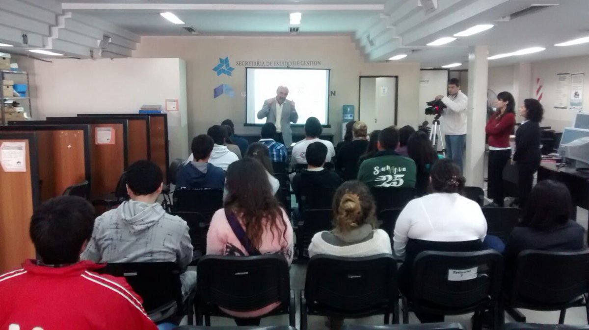 julio_saguir's tweet photo. Hoy dimos la bienvenida a los nuevos ingresantes al Programa de Entrenamiento para el Trabajo (PET) @Planeamientotuc http://t.co/fOtzkEaFc3