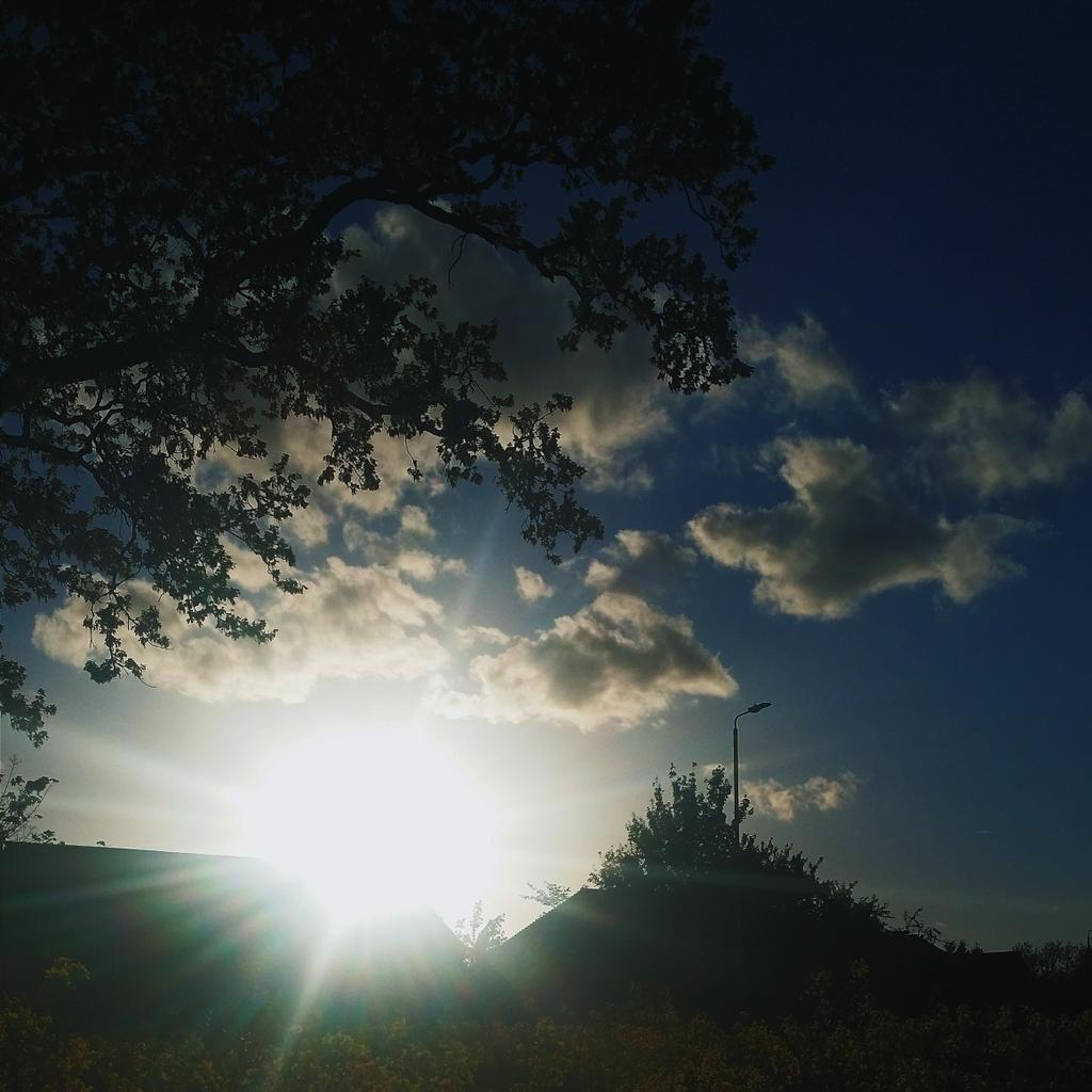 dhavalamlani29's tweet photo. #vscocam #naturelovers #sunset #clouds #Leicester http://t.co/k64YIK8Mgc