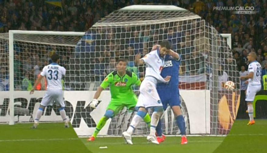 La trattenuta di Seleznyov su Britos in occasione del gol: la rete era da annullare